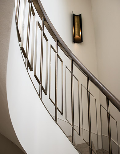 Showing the curved sweep of the staircase with balustrades in Almond Gold stainless steel. Architect: Nash Baker Interior Designer: Desalles Flint Architectural metalworks and PVD coated coloured stainless steel, Double Stone Steel Europe Ltd. - Photography by Toby Webb Showing the curved sweep of the staircase with balustrades in Almond Gold stainless steel. Architect: Nash Baker Interior Designer: Desalles Flint Architectural metalworks and PVD coated coloured stainless steel, Double Stone Steel Europe Ltd. - Photography by Toby Webb