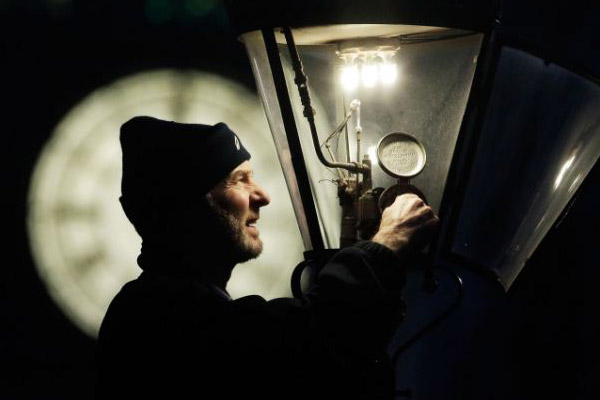 British Gas engineer Martin Caulfield tends to a gas lamp in Westminster in the dead of night, photo from The Daily
Mail