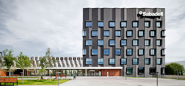 Access piazza to the new Banc Sabadell Headquarter Building with the existing one in the background. - Architects: Bach arquitectes - Jaume Bach, Eugeni Bach - Photography: Adrià Goula