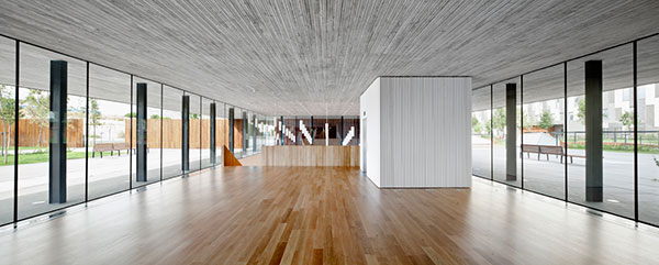 Banc Sabadell: Achieving elegance through austerity in the permeable Foyer - Architects: Bach arquitectes - Jaume Bach, Eugeni Bach - Photography: Adrià Goula