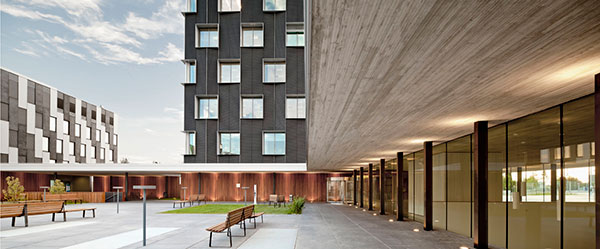Banc Sabadell: Internal courtyard, or the void articulating the old and the new. - Architects: Bach arquitectes - Jaume Bach, Eugeni Bach - Photography: Adrià Goula