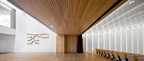 Banc Sabadell: Auditorium Foyer and access, wood and height are used to create distinguished and dignified spaces. - Architects: Bach arquitectes - Jaume Bach, Eugeni Bach - Photography: Adrià Goula