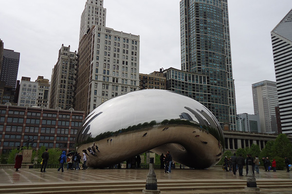 People interacting with the Cloud Gate, Chicago, 2011. Photography by Ana Lopes Ramos