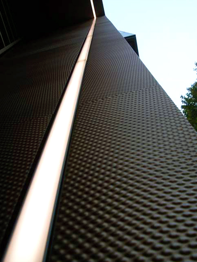 Showing the inset LED lighting to the PVD stainless steel column and the texture of the SB-H25 embossed finish. - 15 Fetter Lane, EC4A, London. - PVD coloured textured stainless steel in Chocolate for Brise soleil, canopy and column. - Architectural metalworks and PVD by Double Stone Steel Europe Ltd. Showing the inset LED lighting to the PVD stainless steel column and the texture of the SB-H25 embossed finish. - 15 Fetter Lane, EC4A, London. - PVD coloured textured stainless steel in Chocolate for Brise soleil, canopy and column. - Architectural metalworks and PVD by Double Stone Steel Europe Ltd.