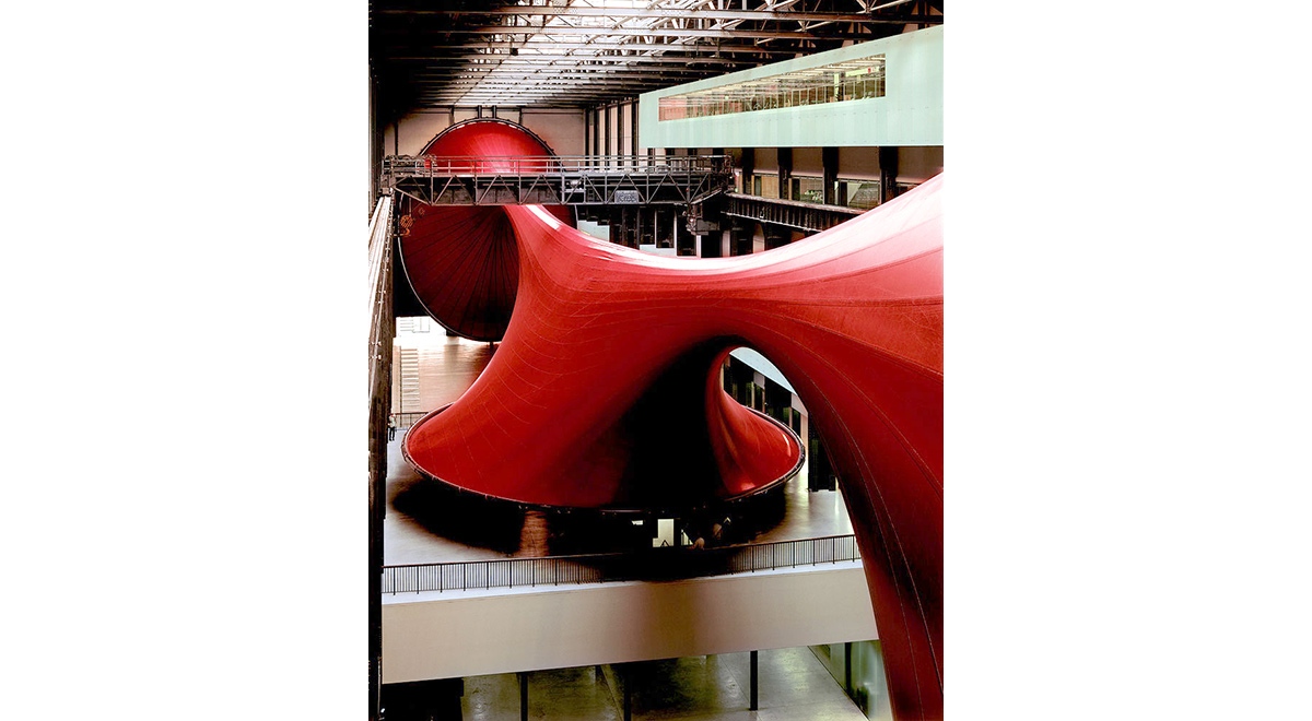 Marsyas (2002) by Anish Kapoor. The scale and shape of its form means it is not possible to see the whole sculpture at one time, a metaphor for life. Photograph by Public Delivery.